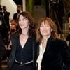 "C'est difficile quand on a eu une mère aussi belle de trouver que l'on est à la hauteur", a confié Charlotte Gainsbourg
Jane Birkin (habillée en Céline) et sa fille Charlotte Gainsbourg - Montée des marches du film «Jane par Charlotte» lors du 74ème Festival International du Film de Cannes. Le 7 juillet 2021
© Borde-Jacovides-Moreau / Bestimage