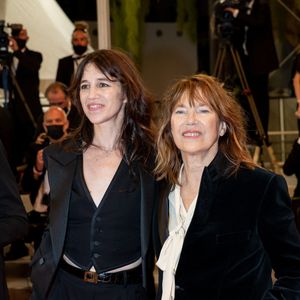 "C'est difficile quand on a eu une mère aussi belle de trouver que l'on est à la hauteur", a confié Charlotte Gainsbourg

Jane Birkin (habillée en Céline) et sa fille Charlotte Gainsbourg - Montée des marches du film «Jane par Charlotte» lors du 74ème Festival International du Film de Cannes. Le 7 juillet 2021

© Borde-Jacovides-Moreau / Bestimage