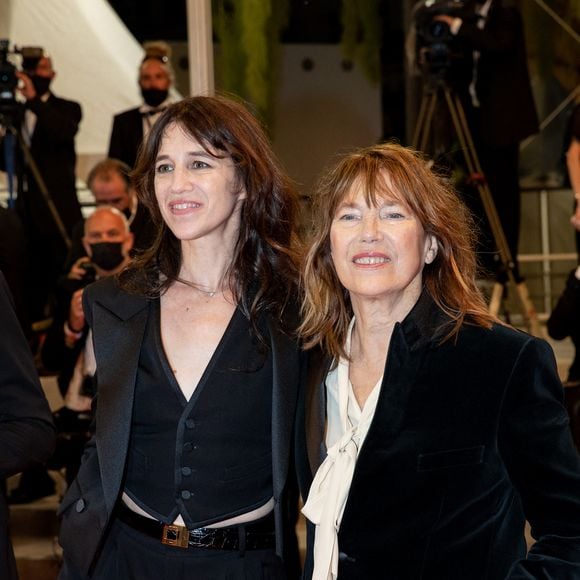 "C'est difficile quand on a eu une mère aussi belle de trouver que l'on est à la hauteur", a confié Charlotte Gainsbourg

Jane Birkin (habillée en Céline) et sa fille Charlotte Gainsbourg - Montée des marches du film «Jane par Charlotte» lors du 74ème Festival International du Film de Cannes. Le 7 juillet 2021

© Borde-Jacovides-Moreau / Bestimage