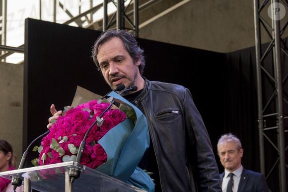 L'acteur qui fête ses 51 ans est un adepte de l'éducation parallèle.

Alexandre Astier découvre la rose que porte son nom issue d'une recherche de 10 années dont la couleur coïncide avec la nouvelle édition de la foire nommée la vie en rose. La foire de Lyon annonce la création d'une nouvelle rose dédiée à un artiste lyonnais, Alexandre Astier. Cette nouvelle rose a été créée spécialement pour l'occasion par la Maison Meilland - 103ème édition de la Foire de Lyon 2023 (renommée la vie en rose après les annulations précédentes dues au Covid) au Parc des expositions "Eurexpo Lyon" à Chassieu, France, le 3 mars 2023. © Sandrine Thesillat/Panoramic/Bestimage