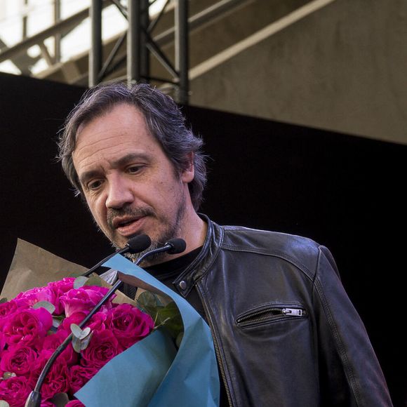 L'acteur qui fête ses 51 ans est un adepte de l'éducation parallèle.

Alexandre Astier découvre la rose que porte son nom issue d'une recherche de 10 années dont la couleur coïncide avec la nouvelle édition de la foire nommée la vie en rose. La foire de Lyon annonce la création d'une nouvelle rose dédiée à un artiste lyonnais, Alexandre Astier. Cette nouvelle rose a été créée spécialement pour l'occasion par la Maison Meilland - 103ème édition de la Foire de Lyon 2023 (renommée la vie en rose après les annulations précédentes dues au Covid) au Parc des expositions "Eurexpo Lyon" à Chassieu, France, le 3 mars 2023. © Sandrine Thesillat/Panoramic/Bestimage