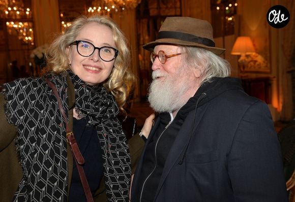 Au milieu de cette indignation légitime, c'est la réaction du principal intéressé qui force le respect. Face à sa fille révoltée, l'homme de 85 ans lâche : "c'est pas très drôle mais il y a pire".

Exclusif - Julie Delpy et son père Albert Delpy - Cocktail "Academy Women’s Initiative" organisé par l’Académie des Oscars (AMPAS) / Swarovski, avec le soutien d’UniFrance au salon Pompadour à l'hôtel Le Meurice à Paris, France, le 8 mars 2019. © Veeren/Bestimage