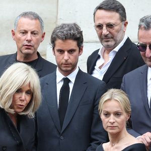 Brigitte Macron, Marc-Olivier Fogiel, Gabriel Attal, Arthur (Jacques Essebag), José Pietroboni, chef du protocole de l'Elysée, Michel Drucker, Audrey Crespo-Mara  - Sorties des obsèques de Thierry Ardisson en l’église Saint-Roch de Paris, France, le 17 juillet 2025. 

© Clovis-Jacovides/Bestimage