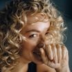 Cheveux bouclés en été : découvrez la routine infaillible des experts pour des boucles rebondies et hydratées