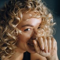 Cheveux bouclés en été : découvrez la routine infaillible des experts pour des boucles rebondies et hydratées