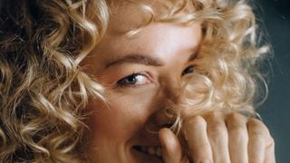 Cheveux bouclés en été : découvrez la routine infaillible des experts pour des boucles rebondies et hydratées