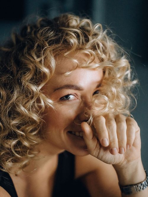 Cheveux bouclés en été : découvrez la routine infaillible des experts pour des boucles rebondies et hydratées