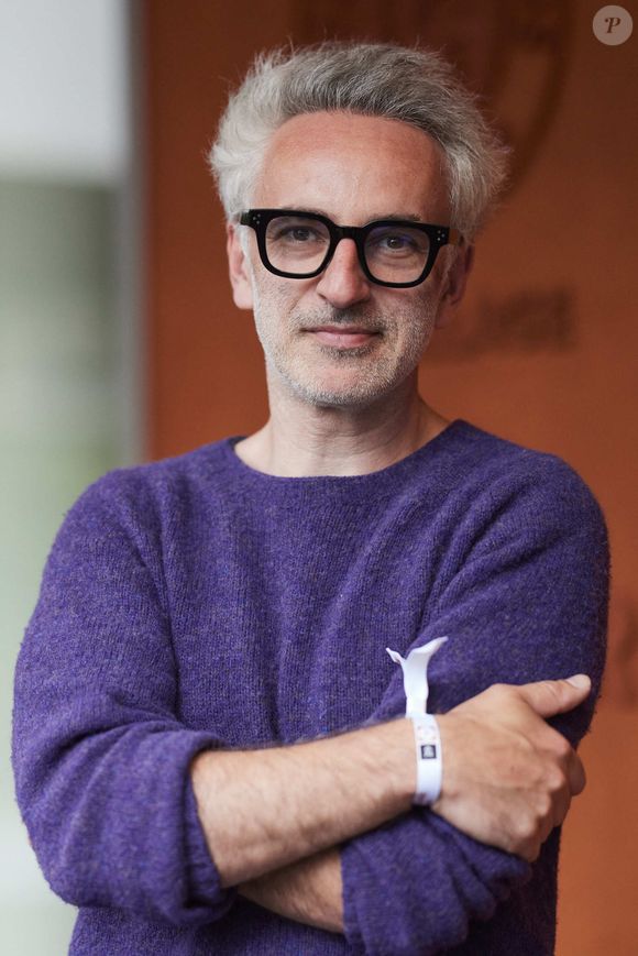 Le public a découvert un duo virtuel entre les deux artistes.
Vincent Delerm - Les célébrités au village lors des Internationaux de France de tennis de Roland Garros 2024 à Paris. Le 29 mai 2024. © Jacovides-Moreau / Bestimage