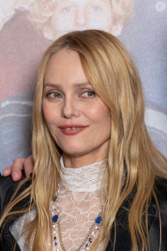Vanessa Paradis assiste à l'avant-première du film 'T'as Pas Changé' au Pathe Palace le 04 novembre 2025 à Paris, France. Photo par Nasser Berzane/ABACAPRESS.COM