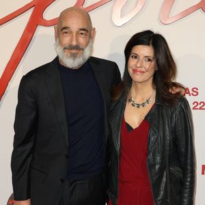 Jean-Marc Barr et sa compagne Stella di Tocco - Avant-première mondiale du film "Napoléon" à la Salle Pleyel à Paris le 14 novembre 2023. © Coadic Guirec / Bestimage