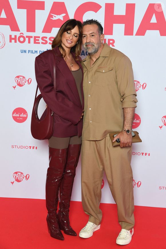 "Ma petite fille, mon grand amour, Sherazade m’a offert il y a quelques jours, ce rôle que je n’osais espérer". Toutes nos félicitations aux parents !
Malika Ménard (Miss France 2010), enceinte et son mari Karim - Avant-première du film "Natacha, presque hôtesse de l'air" au cinéma Pathé Palace à Paris le 24 mars 2025. © Lionel Urman/Bestimage