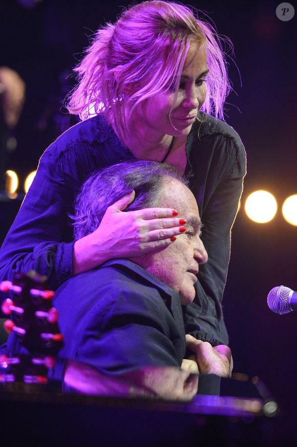 Exclusif - Emmanuelle et son père Guy Béart sur la scène de L'Olympia en 2015 © Photo by Julien Reynaud/APS-Medias/ABACAPRESS.COM
