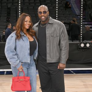 Teddy Riner et sa compagne  Luthna Plocus - Match de gala NBA Jam team Teddy Riner contre team Esteban Ocon lors du NBA Paris Games 2025 à L'Accor Arena Bercy le 24 janvier 2025 © Ramsamy Veeren / Bestimage