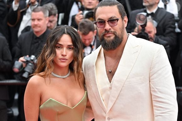 L’acteur hollywoodien est venu soutenir sa compagne, Adria Arjona

Adria Arjona, Jason Momoa assistant à la projection de "Highest 2 Lowest" au 78ème Festival de Cannes à Cannes, France, le 19 mai 2025. Photo par Julien Reynaud/APS-Medias/ABACAPRESS.COM