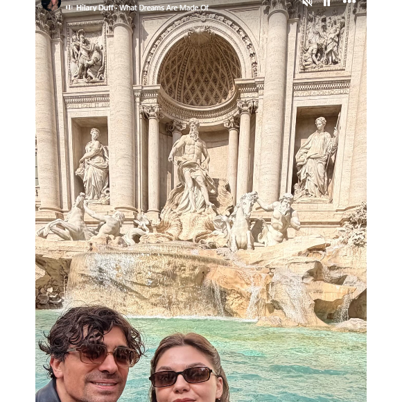 "Esmée prend les meilleures photos", a commenté Louane sous une image prise par sa fille d'elle et son chéri.

Louane en vacances en Italie avec son mari Florian et leur fille Esmée.