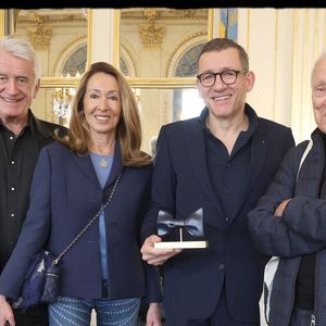 Semi-Exclusif - Nicole et Gilbert Coullier, Dany Boon, Jérôme Seydoux - Dany Boon reçoit des mains de Rachida Dati le Grand Prix Raymond Devos de la langue française 2025 au Salon Jérôme du Ministère de la Culture à Paris le 21 mars 2025. L'humoriste a reçu ce superbe nœud papillon créé par la Manufacture de Sèvres, qu’aimait tant porter le génie des mots qu’était l’humoriste franco-belge. Dany Boon a été choisi à l’unanimité par un jury présidé par le délégué général à la langue française et aux langues de France, et composé de personnalités choisies pour leur compétence dans le domaine de la langue française et désignées par le ministre chargé de la culture pour une durée d’un an renouvelable.
Créé en 2003, le grand prix récompense un lauréat, personne physique ou personne morale d’expression française, dont l’œuvre ou l’action contribue au progrès de la langue française, à son rayonnement et à sa promotion. Il est décerné chaque année durant la Semaine de la langue française et de la francophonie. © Alain Guizard/Bestimage