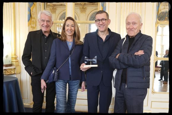 Semi-Exclusif - Nicole et Gilbert Coullier, Dany Boon, Jérôme Seydoux - Dany Boon reçoit des mains de Rachida Dati le Grand Prix Raymond Devos de la langue française 2025 au Salon Jérôme du Ministère de la Culture à Paris le 21 mars 2025. L'humoriste a reçu ce superbe nœud papillon créé par la Manufacture de Sèvres, qu’aimait tant porter le génie des mots qu’était l’humoriste franco-belge. Dany Boon a été choisi à l’unanimité par un jury présidé par le délégué général à la langue française et aux langues de France, et composé de personnalités choisies pour leur compétence dans le domaine de la langue française et désignées par le ministre chargé de la culture pour une durée d’un an renouvelable.
Créé en 2003, le grand prix récompense un lauréat, personne physique ou personne morale d’expression française, dont l’œuvre ou l’action contribue au progrès de la langue française, à son rayonnement et à sa promotion. Il est décerné chaque année durant la Semaine de la langue française et de la francophonie. © Alain Guizard/Bestimage