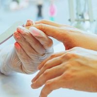 “Clean nails” : cette nouvelle tendance de manucure, naturelle et peu coûteuse, promet de vous séduire