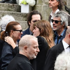 Carole Bouquet, Lou Doillon et son compagnon Stéphane Manel - Sorties des obsèques de Jane Birkin en l'église Saint-Roch à Paris. Le 24 juillet 2023
© Jacovides-KD Niko / Bestimage