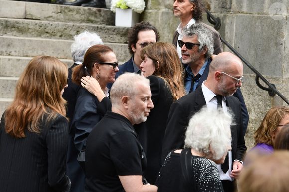 Carole Bouquet, Lou Doillon et son compagnon Stéphane Manel - Sorties des obsèques de Jane Birkin en l'église Saint-Roch à Paris. Le 24 juillet 2023
© Jacovides-KD Niko / Bestimage