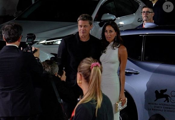 Brad Pitt arrive avec sa compagne Ines de Ramon à la projection de "Wolfs" lors du 81ème festival international du film de Venise, la Mostra le 1er septembre 2024.

© Barbara Amendola/IPA via ZUMA Press / Bestimage