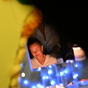 Exclusif -  Hommage de Laeticia Hallyday et de sa fille Joy pour le huitième anniversaire de la mort de Johnny Hallyday au cimetière de Lorient sur l'île de Saint-Barthélemy, Antilles françaises, France, le 5 décembre 2025. © Xavier Merchet-Thau/Bestimage