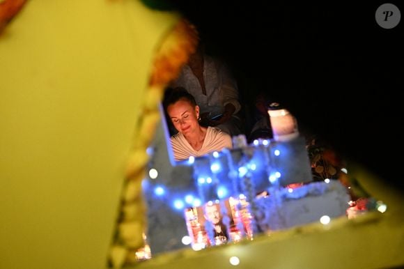 Exclusif -  Hommage de Laeticia Hallyday et de sa fille Joy pour le huitième anniversaire de la mort de Johnny Hallyday au cimetière de Lorient sur l'île de Saint-Barthélemy, Antilles françaises, France, le 5 décembre 2025. © Xavier Merchet-Thau/Bestimage