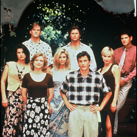 Personne n'a oublié "Melrose Place". Ce spin-off de "Beverly Hills 90210", qui raconte les aventures d'un groupe de jeunes gens qui résident dans la même résidence, a connu un immense succès, partout dans le monde.

Le célèbre casting de la série "Melrose Place". ALPHA AGENCY / BESTIMAGE
