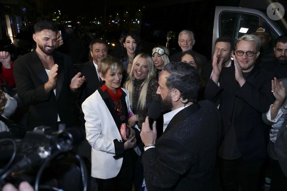 Exclusif - Nabilla et Thomas Vergara, Isabelle Morini-Bosc, Kelly Vedovelli, Cyril Hanouna, Raymond Aabou, Gilles Verdez, Polska, Bernard Montiel, Valérie Bénaïm, Guillaume Genton, Géraldine Maillet - Les chroniqueurs et les invités quittent la dernière émission "Touche pas à mon poste" (TPMP) en bus pour se rendre devant le siège du groupe M6 à Neuilly-sur-Seine le 27 février 2025. © Jack Tribeca/Bestimage