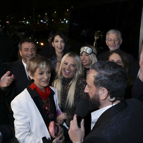 Exclusif - Nabilla et Thomas Vergara, Isabelle Morini-Bosc, Kelly Vedovelli, Cyril Hanouna, Raymond Aabou, Gilles Verdez, Polska, Bernard Montiel, Valérie Bénaïm, Guillaume Genton, Géraldine Maillet - Les chroniqueurs et les invités quittent la dernière émission "Touche pas à mon poste" (TPMP) en bus pour se rendre devant le siège du groupe M6 à Neuilly-sur-Seine le 27 février 2025. © Jack Tribeca/Bestimage