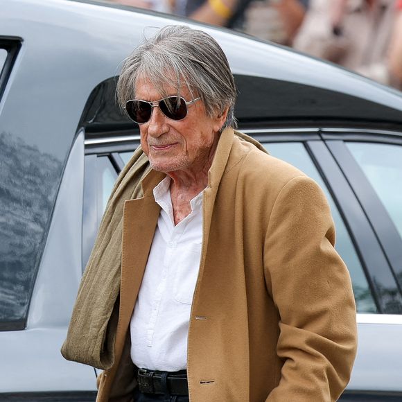 Jacques Dutronc - Arrivées aux obsèques de l'auteure-compositrice-interprète et actrice française Françoise Hardy au crématorium du cimetière du Père-Lachaise à Paris, France, le 20 juin 2024. © Jacovides-Moreau/Bestimage