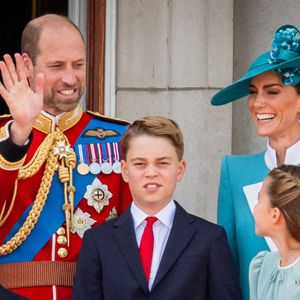 (de gauche à droite) Le prince Louis, le prince de Galles, le prince George, la princesse de Galles et la princesse Charlotte sur le balcon du palais de Buckingham, à Londres, pour assister au défilé aérien qui suit la cérémonie de la montée des couleurs dans le centre de Londres, à l'occasion de l'anniversaire officiel du roi Charles III.  Le 14 juin 2025. Photo by Aaron Chown/PA Wire/ABACAPRESS.COM