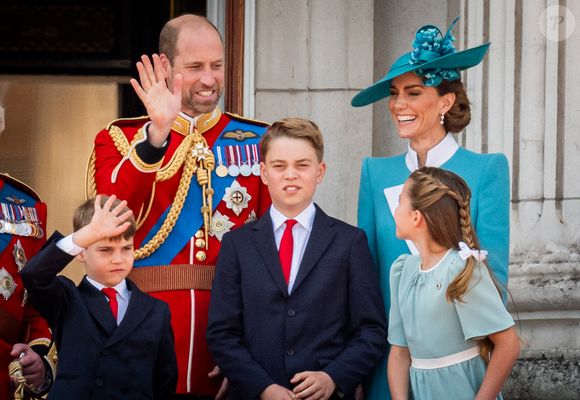 (de gauche à droite) Le prince Louis, le prince de Galles, le prince George, la princesse de Galles et la princesse Charlotte sur le balcon du palais de Buckingham, à Londres, pour assister au défilé aérien qui suit la cérémonie de la montée des couleurs dans le centre de Londres, à l'occasion de l'anniversaire officiel du roi Charles III.  Le 14 juin 2025. Photo by Aaron Chown/PA Wire/ABACAPRESS.COM
