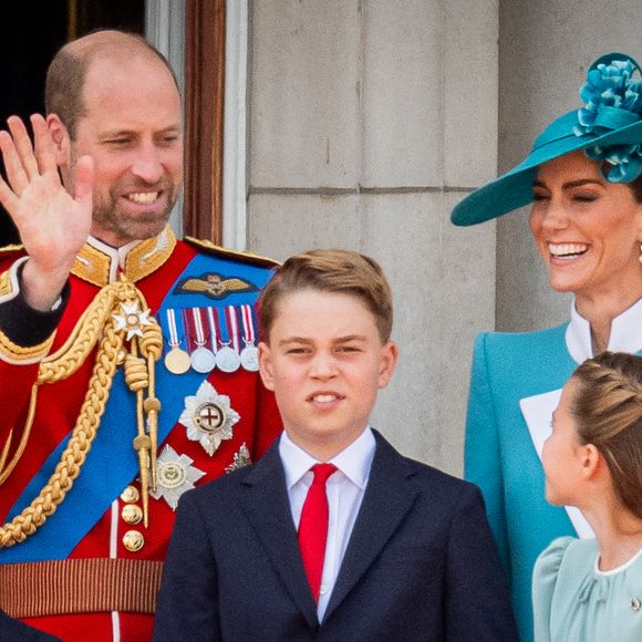 (de gauche à droite) Le prince Louis, le prince de Galles, le prince George, la princesse de Galles et la princesse Charlotte sur le balcon du palais de Buckingham, à Londres, pour assister au défilé aérien qui suit la cérémonie de la montée des couleurs dans le centre de Londres, à l'occasion de l'anniversaire officiel du roi Charles III.  Le 14 juin 2025. Photo by Aaron Chown/PA Wire/ABACAPRESS.COM