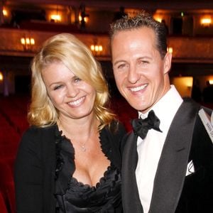 Des nouvelles concernant l’état de santé de Michael Schumacher, tragiquement victime d’un accident de ski à Méribel, ont été récemment rapportées par le "Dailymail"

Archives : Michael Schumacher et sa femme Corinna @Bestimage