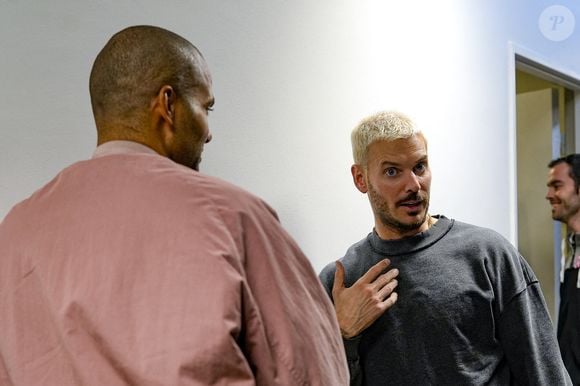 Tony Parker et Matt Pokora se retrouvent avant de s’affronter lors d’un match de basket par équipes dans le cadre d’une animation Radio Scoop au Gymnase Mado Bonnet à Lyon le 26 octobre 2023. © Panoramic / Bestimage
