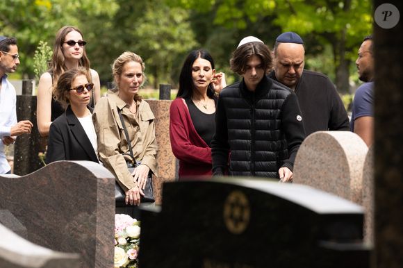 Exclusif - Sylvie Ortega - Obsèques de Sabine Anthony au cimetière carré juif de Pantin, le 1er août 2025.