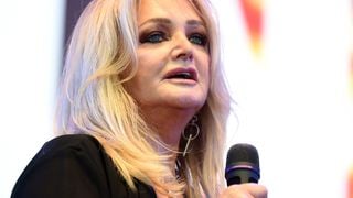 "Elle est partie de manière inattendue" : après sa prise en charge au Portugal, Bonnie Tyler nous a quittés à 75 ans