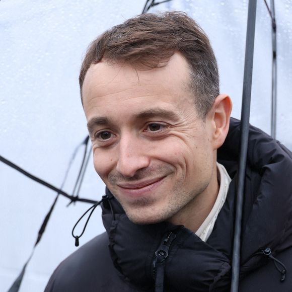 Hugo Clément a reçu de nombreux messages de soutien de la part des internautes dans son fil de commentaires. 

Paul Watson célèbre sa remise en liberté sur la place de la République à Paris en compagnie de Lamya Essemlali et Hugo Clément. Paris, le 21 décembre 2024.
© Denis Guignebourg/Bestimage