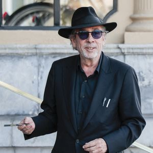 Tim Burton arrive à l'hôtel Maria Cristina lors du 72e Festival international du film de Saint-Sébastien le 25 septembre 2024 à Saint-Sébastien, en Espagne. Photo de Jesus Briones/GTres/ABACAPRESS.COM