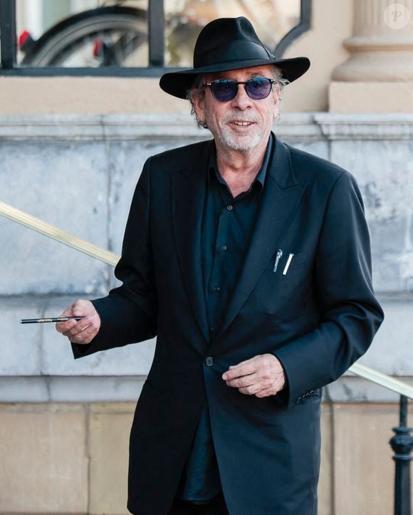 Tim Burton arrive à l'hôtel Maria Cristina lors du 72e Festival international du film de Saint-Sébastien le 25 septembre 2024 à Saint-Sébastien, en Espagne. Photo de Jesus Briones/GTres/ABACAPRESS.COM