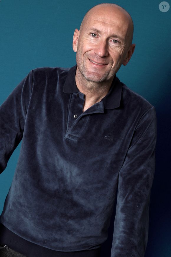 Exclusif - Portrait de Gilbert Brisbois, journaliste sportif à Paris le 11 mars 2021.

© Cédric Perrin / Bestimage