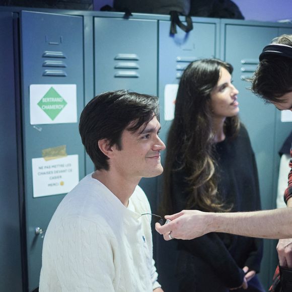 Exclusif - Alain-Fabien Delon avec sa compagne Laura Bensadoun en backstage de de l'émission "C à Vous" à Paris, France, le 18 octobre 2024. © Cyril Moreau/Bestimage