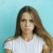 Les personnes qui dissimulent leur colère répètent souvent ces 6 phrases apparemment anodines : la psychologie explique pourquoi
