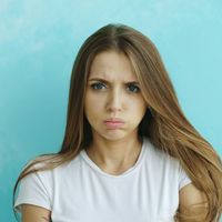 Les personnes qui dissimulent leur colère répètent souvent ces 6 phrases apparemment anodines : la psychologie explique pourquoi