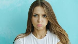 Les personnes qui dissimulent leur colère répètent souvent ces 6 phrases apparemment anodines : la psychologie explique pourquoi