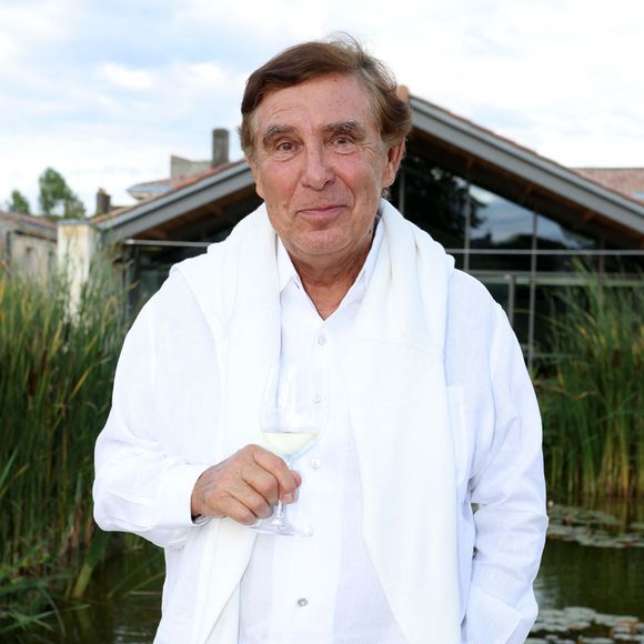 Exclusif - Jean-Pierre Foucault au Château Duhart-Milon à Pauillac en Gironde, le 11 juillet 2024. - Festival International du Film en Médoc " Les Vendanges du 7ème Art" à Pauillac. © Jean-Marc Lhomer/Bestimage