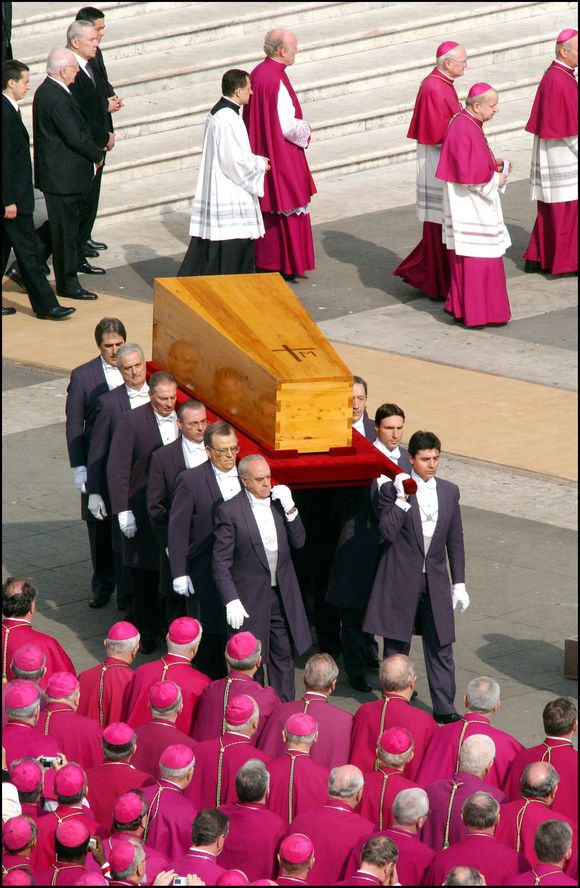 Ce n'est pas tout, la mort du prince Rainier a aussi bousculé l'actualité et l'agenda de Charles

Obsèques du Pape Jean Paul II place Saint Pierre au Vatican le 8 avril 2005
©AGENCE / BESTIMAGE