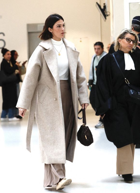 "Monsieur Bruno Pelat condamne avec la plus grande fermeté la diffusion de propos haineux et les injures proférées à l’encontre de Madame Iris Mittenaere, à laquelle il tient à exprimer son plein et entier soutien."

Iris Mittenaere et son avocate, maître Emilie Bruézière  - Procès de Bruno Pelat, ex-compagnon d'Iris Mittenaere, jugé en comparution immédiate pour violences conjugales devant le tribunal de Paris, le 6 novembre 2024
© Christophe Clovis / Bestimage