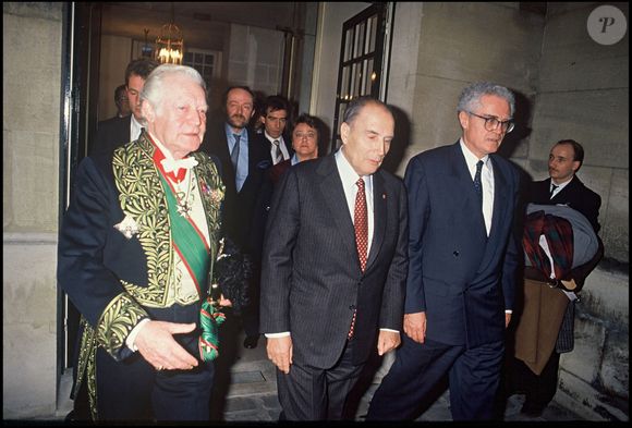 Maurice Druon, François Mitterrand et Lionel Jospin lors d'une soirée à l'Institut de France en 1990
Bestimage